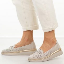 Beżowe ażurowe skórzane półbuty damskie S.Barski 7043. Brązowe półbuty wsuwane S.BARSKI, na jesień, w ażurowe wzory, z jeansu, casualowe, z okrągłym noskiem, bez obcasa, na płaskiej podeszwie. Za 239.00 zł.