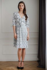 Elegancka Sukienka z Plisowanym Dołem - Wzór 114. Białe sukienki Figl, l, bez wzorów, z elastanu, eleganckie, bez kołnierzyka, bez ramiączek, plisowane. Za 289.00 zł.