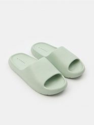 Klapki - zielony. Zielone klapki Sinsay, bez wzorów, bez obcasa, bez zapięcia. Za 29.99 zł.