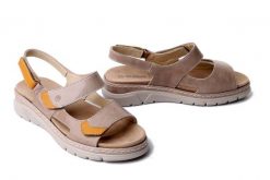 Suave 710134-08 Beżowy, sandały damskie. Brązowe sandały Suave, bez wzorów, ze skóry, bez obcasa, na koturnie, bez zapięcia. Za 334.90 zł.