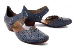 RIEKER 43753-12 blue, czółenka damskie. Niebieskie czółenka Rieker, na lato, w ażurowe wzory, bez obcasa, na obcasie, bez zapięcia. Za 289.90 zł.