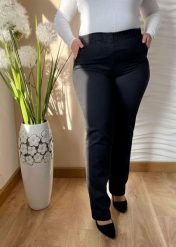 Czarne jeansowe spodnie Jovita z prostą nogawką PLUS SIZE XXL. Czarne spodnie materiałowe Nasi partnerzy, bez wzorów, z bawełny, biznesowe, krótkie. Za 199.90 zł.