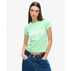 Dopasowana koszulka graficzna Neon Vl. Zielone t-shirty sportowe Superdry, bez wzorów, bez ramiączek. W wyprzedaży za 169.00 zł.