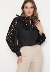 Czarna Koszula z Falbanką i Ażurowymi Rękawami Phaelin. Czarne koszule Born2be, m, w ażurowe wzory, eleganckie, bez kołnierzyka, bez ramiączek. Za 159.99 zł.