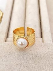 Nakkash Pozłacany pierścionek z syntetycznymi perłami ozdobnymi rozmiar: onesize. Białe pierścionki Nakkash, z perłą, pozłacane. Za 56.79 zł.