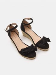 Sandały na koturnie z zabudowaną piętą - czarny. Czarne sandały Sinsay, bez wzorów, bez obcasa, na koturnie, bez zapięcia. Za 37.99 zł.