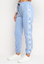 Jasnoniebieskie Spodnie Dresowe Joggery z Bawełną Ozdobione Napisami Lerielle. Niebieskie jeansy Born2be, l, bez wzorów, z bawełny, eleganckie. W wyprzedaży za 33.99 zł.