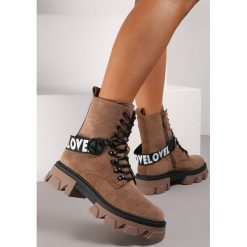 Ciemnobeżowe Botki Chyalose. Brązowe botki Renee, z aplikacjami, za kostkę, bez obcasa, na płaskiej podeszwie, bez zapięcia. W wyprzedaży za 183.99 zł.