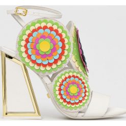 Kat Maconie sandały skórzane Frida. Sandały Kat Maconie, bez wzorów, z materiału, bez obcasa, na obcasie, bez zapięcia. W wyprzedaży za 1,069.90 zł.