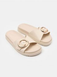 Klapki z szerokim paskiem i ozdobną klamrą z imitacji skóry - kremowy. Białe klapki Sinsay, bez wzorów, ze skóry, bez obcasa, bez zapięcia. Za 49.99 zł.