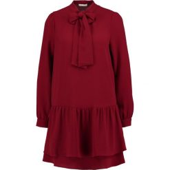 Sofie Schnoor Sukienka letnia dark red. Niebieskie sukienki marki comma casual identity, z materiału, casualowe. W wyprzedaży za 359.20 zł.