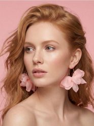 Kolczyki w kształcie kwiatów - różowy. Czerwone kolczyki Sinsay. Za 9.99 zł.