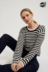 Krótki sweter w paski czarno-biały. Białe swetry MOODO, l, bez wzorów, bez ramiączek. W wyprzedaży za 35.99 zł.