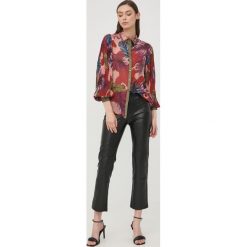 Guess koszula damska relaxed z kołnierzykiem klasycznym. Koszule Guess, m, z aplikacjami, z tkaniny, klasyczne, bez kołnierzyka, bez ramiączek. W wyprzedaży za 324.99 zł.