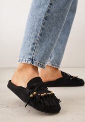 Czarne Klapki VICES Typu Mule z Koralikami Frędzlami i Kokardą Dioleora. Czarne klapki Born2be, z aplikacjami, eleganckie, bez obcasa, na płaskiej podeszwie, bez zapięcia. Za 119.99 zł.