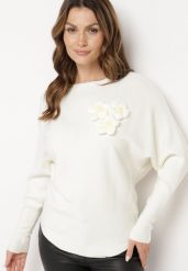 Biały Sweter z Wiskozą o Nietoperzowym Kroju z Aplikacją z Kwiatami Evandora. Białe swetry Born2be, z aplikacjami, z jeansu, eleganckie, bez ramiączek. W wyprzedaży za 76.49 zł.