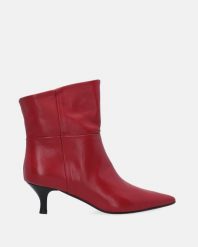 CZERWONE BOTKI Z NOSKIEM W SZPIC LUCY87 CASH AMAR. Czerwone botki Venezia, bez wzorów, ze skóry, bez obcasa, bez zapięcia. Za 519.00 zł.