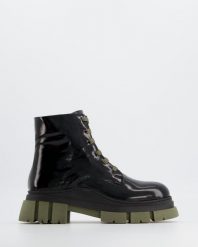LAKIEROWANE BOTKI 0185000SA BLAC. Botki Venezia, bez wzorów, z lakierowanej skóry, bez obcasa, bez zapięcia. Za 339.00 zł.