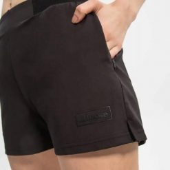 SPODENKI DAMSKIE SZORTY ELLESSE KRÓTKIE KOLOR CZARNY. Czarne szorty sportowe Ellesse, bez wzorów, z materiału, do biegania. Za 126.94 zł.