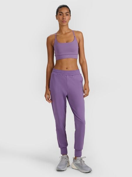 4F Spodnie treningowe szybkoschnące damskie - fioletowe M. Czerwone spodnie dresowe 4f, bez wzorów, z dzianiny. W wyprzedaży za 149.99 zł.