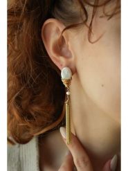 Pierres delicates Pozłacane kolczyki-wkrętki z masą perłową rozmiar: onesize. Białe kolczyki Pierres delicates, z perłą, pozłacane. Za 86.99 zł.