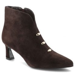 Botki damskie D&A by S.Barski o eleganckim fasonie z zamszową cholewką subtelnymi metalowymi detalami i smukłym obcasem typu szpilka czekoladowe, CR6. Brązowe botki S.BARSKI, bez wzorów, z zamszu, eleganckie, bez obcasa, na obcasie, bez zapięcia. Za 339.00 zł.