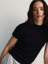 Sweter z krótkimi rękawami - czarny. Czarne swetry Reserved, l, bez wzorów, z dzianiny, bez ramiączek. Za 79.99 zł.