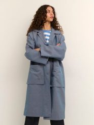 Karen by Simonsen Trencz GroovyKB 10104272 Niebieski Casual Fit. Niebieskie płaszcze Karen by Simonsen, l, bez wzorów, z bawełny, casualowe, bez kaptura. Za 449.99 zł.