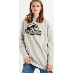 Bluza Jurassic World - Jasny szar. Bluzy marki Sinsay. W wyprzedaży za 49.99 zł.