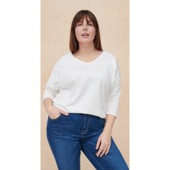 Bluzka Bart 2 Plus Size Ekri. Bluzki blue shadow, plus size, bez wzorów, z bawełny, bez kołnierzyka, plus size, bez ramiączek. Za 119.90 zł.