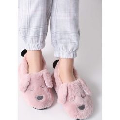 Ciemnoróżowe Kapcie Imperfect. Kapcie marki Cropp. Za 49.99 zł.