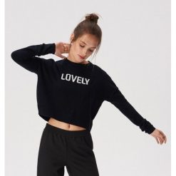 Krótki sweter z hasłem - Czarny. Czarne swetry Sinsay, l, bez wzorów, bez ramiączek. Za 49.99 zł.