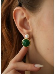 L'Atelier de Gaia Pozłacane kolczyki z perłami i agatami rozmiar: onesize. Białe kolczyki L'Atelier de Gaia, z agatem, pozłacane. Za 117.73 zł.