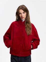 Zamszowa kurtka oversize - czerwony. Czerwone kurtki Reserved, l, bez wzorów, z zamszu, bez kaptura. Za 599.99 zł.