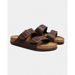 Klapki damskie Birkenstock Arizona BF. Brązowe klapki Birkenstock, bez wzorów, z materiału, bez obcasa, bez zapięcia. Za 380.66 zł.