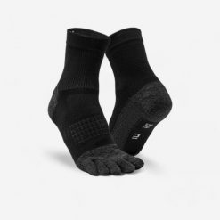 Skarpetki do biegania Kiprun Run 900 pięciopalczaste. Czarne skarpetki KIPRUN, bez wzorów, z materiału. Za 49.99 zł.