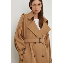 Answear Lab płaszcz damski kolor brązowy przejściowy oversize. Brązowe płaszcze Answear Lab, m, bez wzorów, z materiału, klasyczne, bez kaptura. Za 359.99 zł.