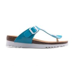 Klapki Scholl Boa Visa F31247-1007 niebieskie. Niebieskie klapki bez wzorów, z materiału, bez obcasa, na obcasie, bez zapięcia. Za 242.75 zł.