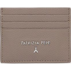 Patrizia Pepe portfel damski kolor brązowy. Brązowe portfele Patrizia Pepe, bez wzorów, z materiału. W wyprzedaży za 144.99 zł.
