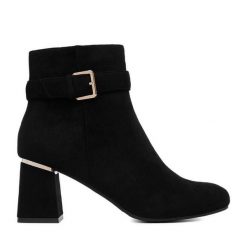 Botki DeeZee. Czarne botki DeeZee, bez wzorów, bez obcasa, na słupku, bez zapięcia. Za 199.99 zł.