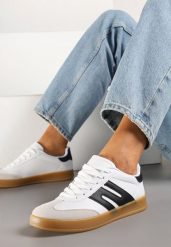 Biało-Czarne Sneakersy Kultowe Tenisówki Zdobione Przeszyciami Eveltewia. Białe trampki Renee, z aplikacjami, z jeansu, klasyczne, bez zapięcia. W wyprzedaży za 75.99 zł.