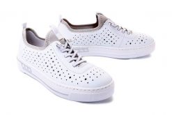 RIEKER L8853-80 white, półbuty damskie. Białe półbuty wsuwane Rieker, na lato, w ażurowe wzory, bez obcasa. Za 309.90 zł.