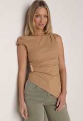 Beżowa Bawełniana Bluzka o Asymetrycznym Marszczonym Kroju z Aplikacją Omphasia. Brązowe bluzki Born2be, m, z aplikacjami, z bawełny, eleganckie, z asymetrycznym kołnierzem, bez ramiączek. Za 99.99 zł.