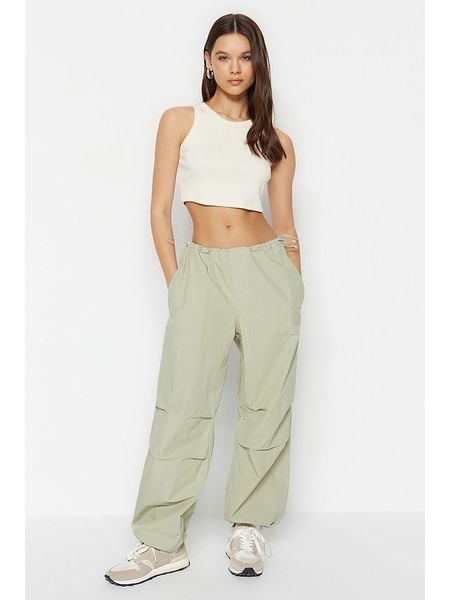 Trendyol Spodnie w kolorze jasnozielonym rozmiar: 34. Zielone spodnie materiałowe Trendyol, bez wzorów, z bawełny, z podwyższonym stanem. Za 73.99 zł.