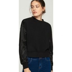 Bluza z połyskującymi rękawami - Czarny. Bluzy marki Sinsay. W wyprzedaży za 49.99 zł.