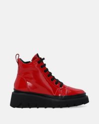 LAKIEROWANE BOTKI NA PLATFORMIE L011PAREOBB032. Botki Venezia, bez wzorów, z lakierowanej skóry, bez obcasa, na platformie, bez zapięcia. Za 489.00 zł.