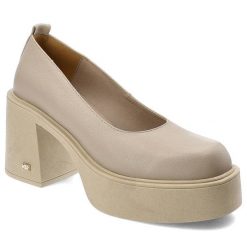 Beżowe Półbuty Karino Stylowe Obuwie Damskie Na Obcasie. Brązowe półbuty wsuwane Karino, z aplikacjami, ze skóry, biznesowe, bez obcasa, na obcasie. Za 399.99 zł.