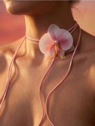 Wiązany materiałowy naszyjnik z kwiatem - wielobarwny. Naszyjniki Sinsay, z materiału. Za 12.99 zł.