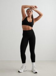 Damskie legginsy invisible scrunch, squat proof Shape Seamless czarne. Czarne legginsy AIM'N, bez wzorów, z dzianiny. Za 296.00 zł.