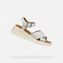 Sandały GEOX D MELICONIA Biały. Białe sandały Geox, bez wzorów, z syntetyku, bez obcasa, bez zapięcia. Za 333.99 zł.